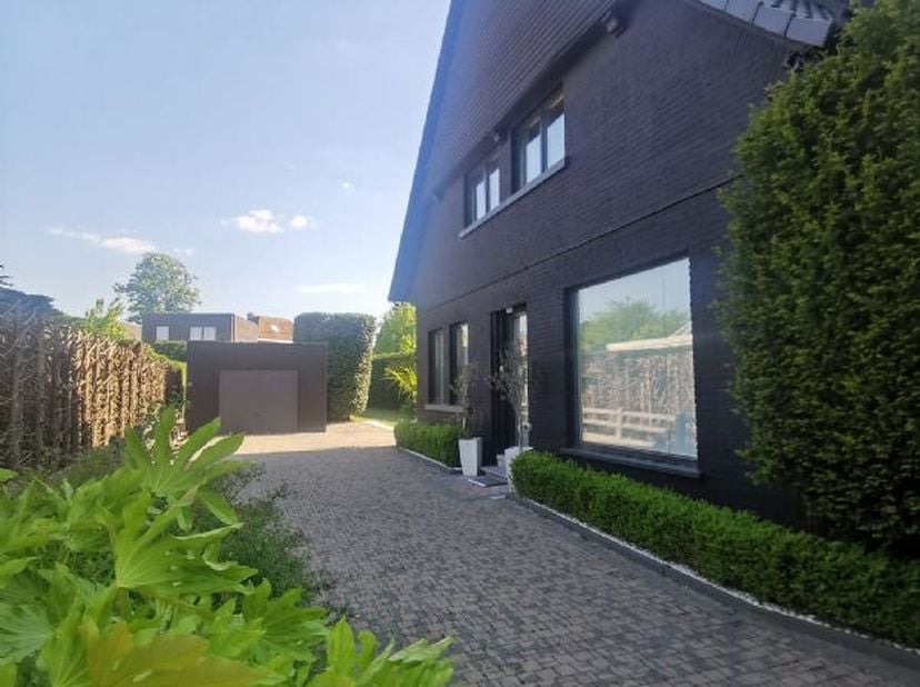 Zeer mooie hoekwoning in een rustige en groene omgeving te Ronse, omvattende o.a. op het GELIJKVLOERS: Inkomhal Gastentoilet met lavabo Prachtige lich